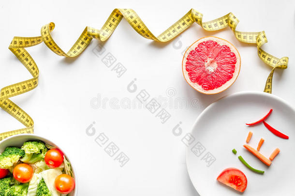 概念<strong>减肥饮食</strong>新鲜蔬菜在白色背景顶部视图