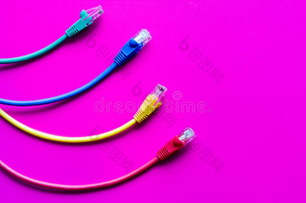 概念网络互联网电缆在粉红色背景上关闭