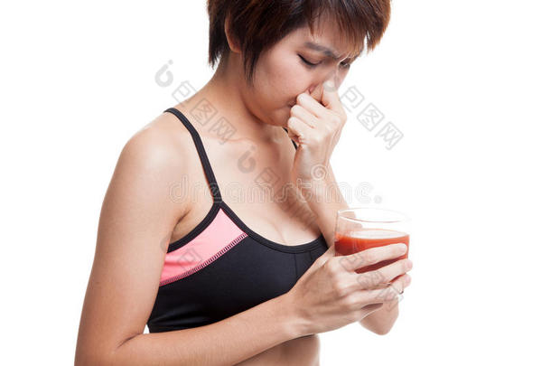 美丽健康的亚洲女孩讨厌西红柿汁。