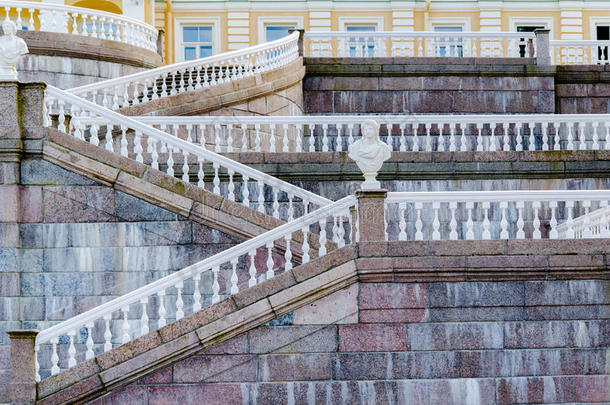 奥拉尼恩鲍姆宫大理石楼梯上有白色栏杆和栏杆的<strong>几何线条</strong>
