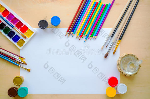 绘画用品刷子，铅笔，水彩，水粉，木底纸