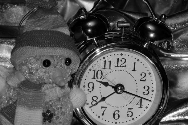 黑白图像上有雪人和闹钟的圣诞玩具