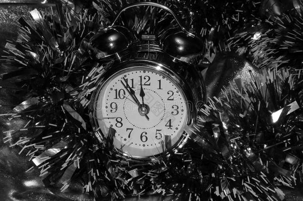圣诞小饰品上有一个黑白图像上的闹钟