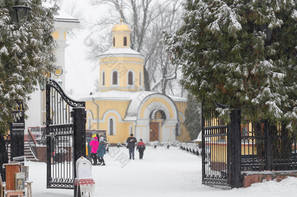 白俄罗斯戈麦尔圣彼得和保罗大教堂附近的教堂。冬季。