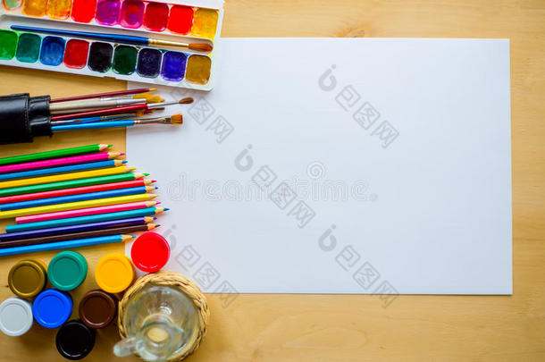 绘画用品刷子，铅笔，水彩，水粉，木底纸