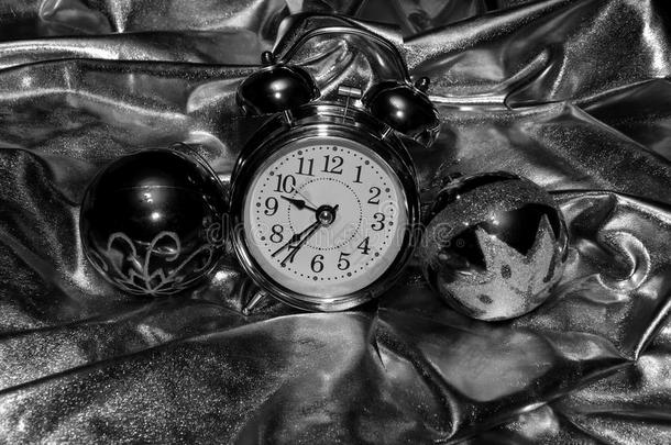 圣诞球与闹钟在黑白图像上