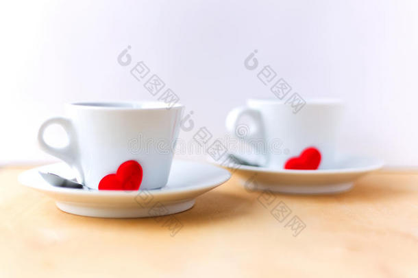 木制桌子上用红心装饰的几个杯子。