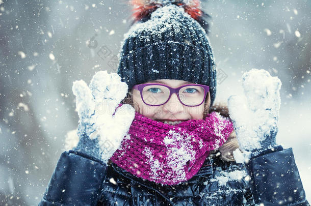 美丽的<strong>冬天</strong>快乐的女孩在寒冷的<strong>冬天</strong>公园或户外吹雪。 女孩和<strong>冬天</strong>寒冷的天气