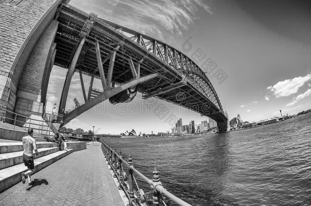 悉尼海港大桥的黑白景色