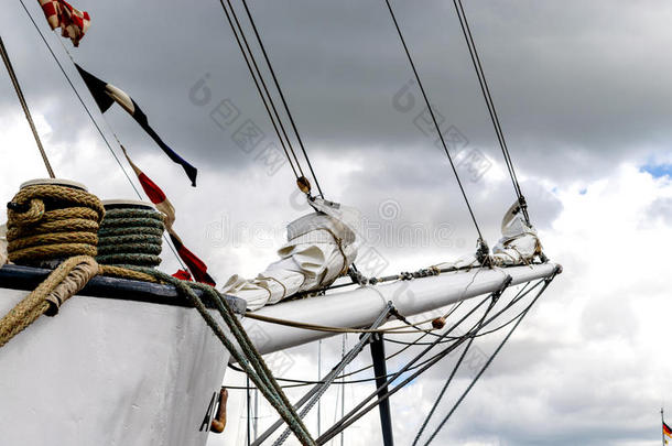 船头和绳子盘绕在帆船上。