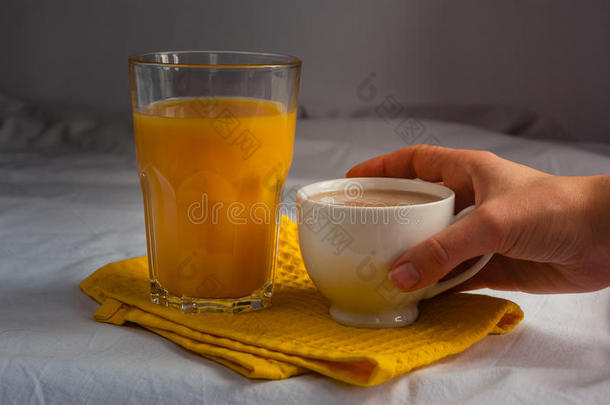 牛奶咖啡。 橙汁、<strong>饼</strong>干和奶油。 <strong>鲜花</strong>