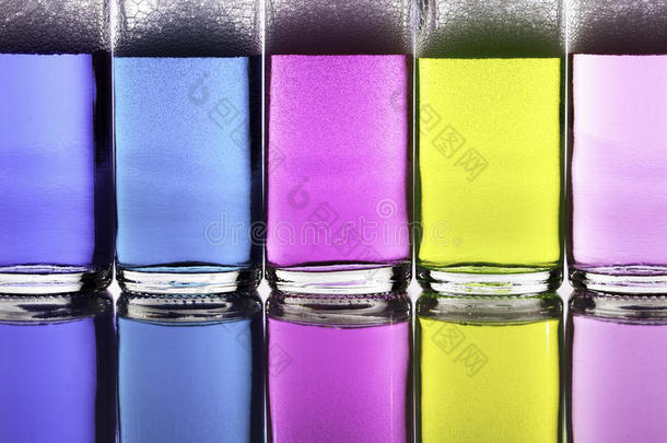 玻璃瓶中的彩色液体化学<strong>清洗剂</strong>
