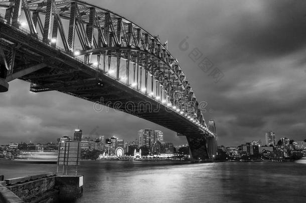 近处悉尼海港大桥黑白广角景观