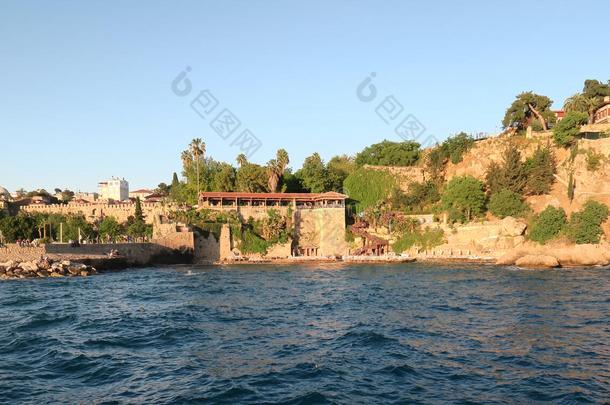 安塔利亚：默默里海滩和餐厅与港口，城墙在老城卡莱伊奇，土耳其
