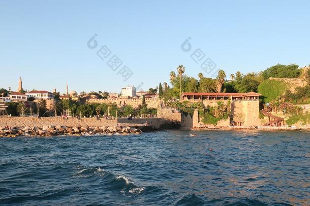 安塔利亚：<strong>默默</strong>里海滩和餐厅与港口，城墙在老城卡莱伊奇，土耳其