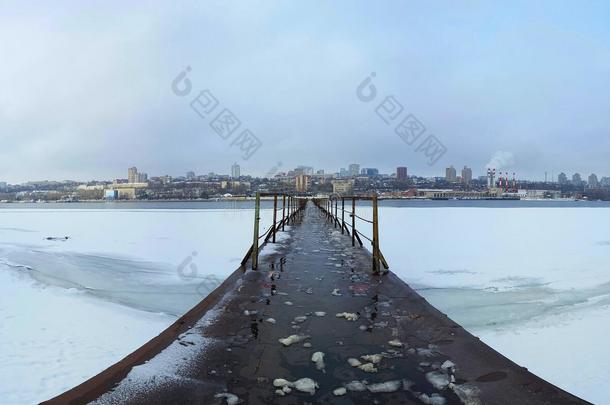 冬季在河边冻结的旧码头。