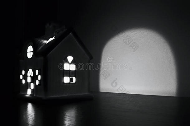 克里马斯黑白照片与教堂闪闪发光的墙壁