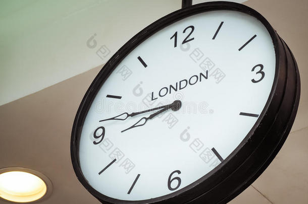 显示伦敦时区的机场时钟