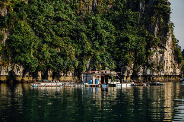 漂浮在水面上的小屋，越南下龙湾