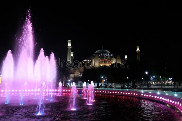 晚上在土耳其伊斯坦布尔的<strong>圣索菲亚</strong>博物馆前的喷泉