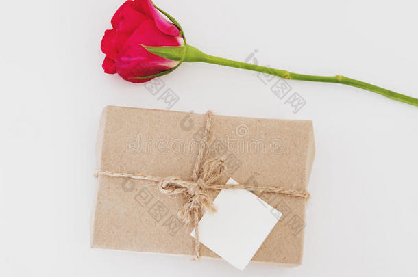 礼品盒与玫瑰花与空白白卡，情人节礼物，在白色背景