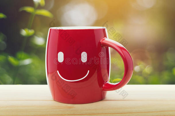 棕色咖啡杯带着快乐的微笑