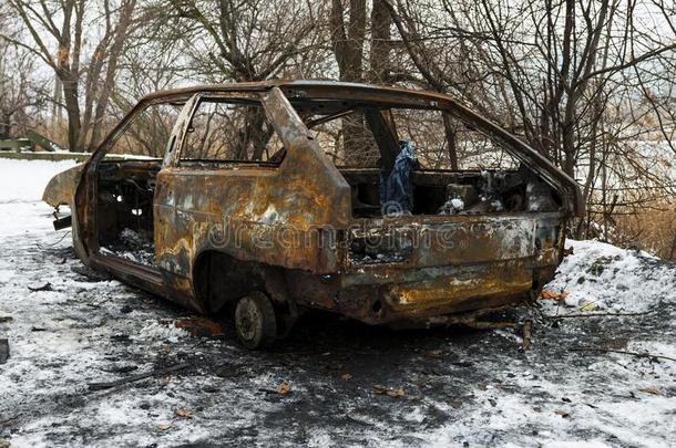 冬天公园发生火<strong>灾后</strong>烧毁了汽车。