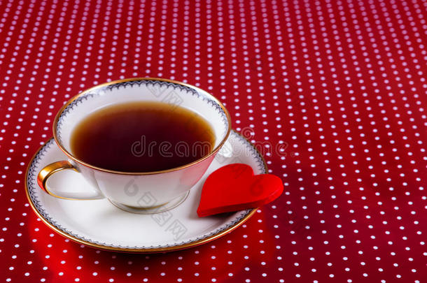 一杯茶和小红心作为饼干
