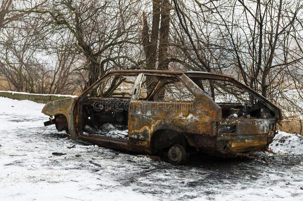 冬天公园发生火灾后烧毁了汽车。