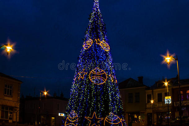 广场上一棵漂亮的圣诞树。<strong>新城市</strong>。