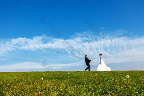背景蓝色新娘庆祝云
