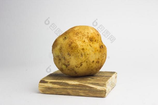 把土豆放在白板上放在木板上