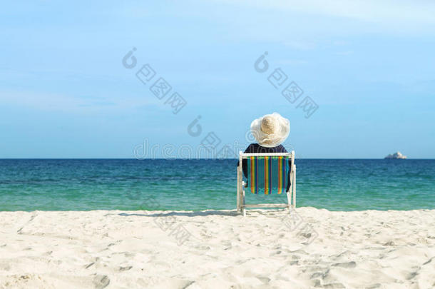 女孩在椅子海滩放松
