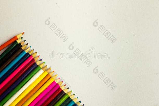 彩色铅笔与复制空间隔离在背景上，教育框架概念。彩色铅笔在纸上画白色。