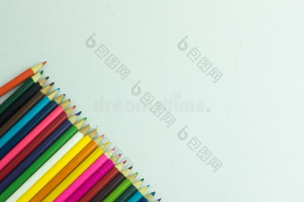 彩色铅笔与复制空间隔离在背景上，教育框架概念。彩色铅笔在纸上画白色。