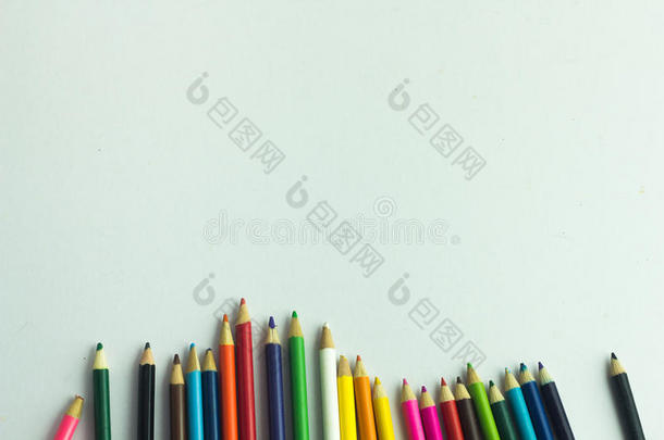 彩色<strong>铅笔</strong>与复制空间隔离<strong>在</strong>背景<strong>上</strong>，教育框架概念。彩色<strong>铅笔在纸上</strong>画白色。