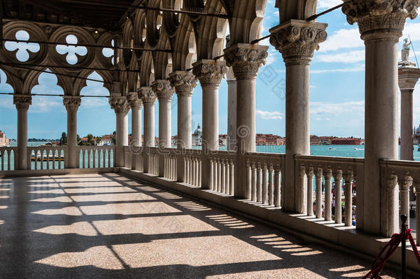 多吉`宫殿的拱廊：意大利威尼斯的哥特式建筑