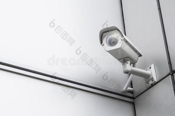 闭路电视监控安全摄像机视频设备在塔楼家庭和房屋建筑的墙壁上，用于安全系统区域控制室外