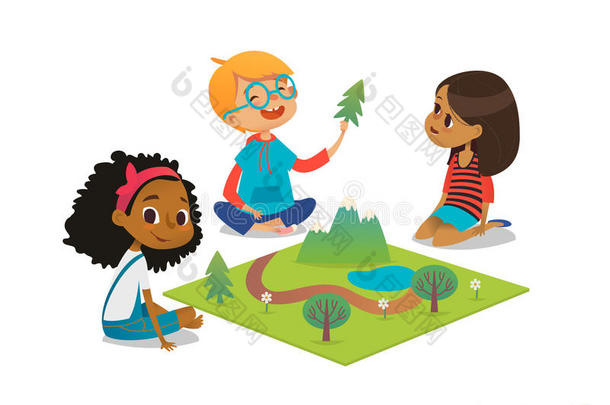 坐在地板上的孩子们探索玩具景观、山脉、植物和树木。 <strong>幼儿园</strong>的游戏和教育<strong>活动</strong>。 公关
