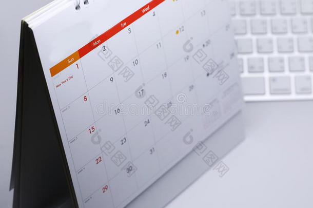 桌面日历空白时间表2017年1月1日放在桌子上