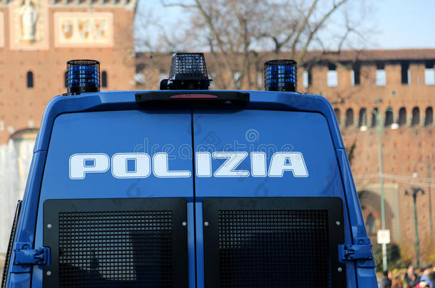 意大利警察的装甲车，上面写着我