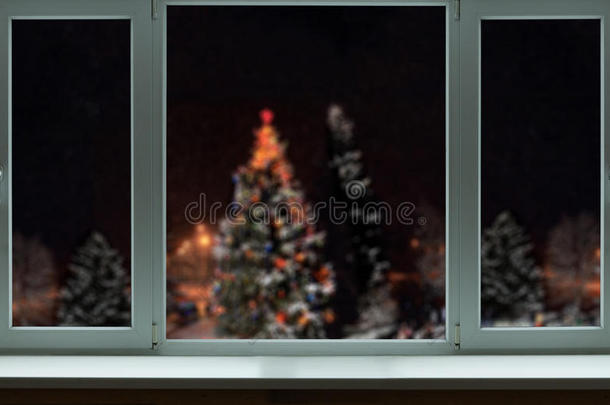 窗外美丽的圣诞风景
