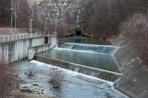水坝电能量疏散流