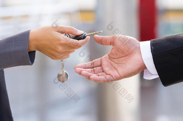 汽车经销商给钥匙的手