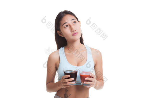 美丽健康的亚洲女孩，<strong>西红</strong>柿汁和可乐饮料。