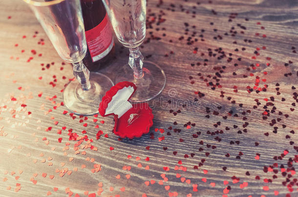 一个带戒指的红色盒子，求婚，情人节，葡萄酒，浪漫的气氛