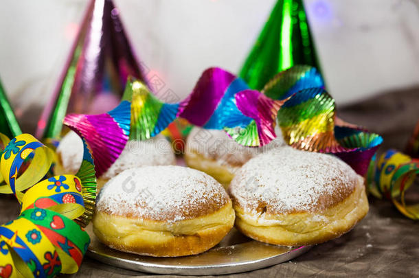 狂欢节甜甜圈，新年`前夜，五颜六色的帽子，彩带