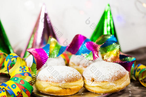 狂欢节甜甜圈，新年`前夜，五颜六色的帽子，彩带