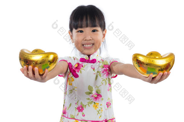 亚洲中国小女孩穿着旗袍拿着金锭