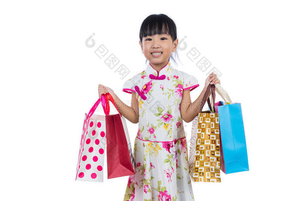亚洲中国小女孩穿着旗袍拿着购物袋